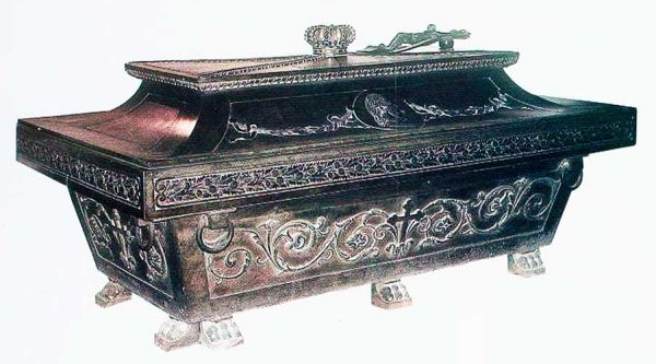 Гробница короля Саксонии (крипта придворной католической церкви в Дрездене)